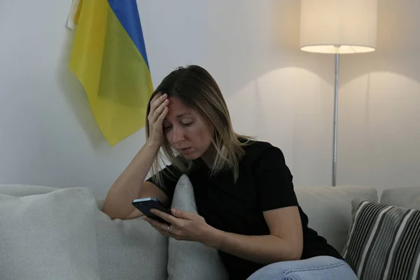 Fiatal Aggódó Felkiáltott Szemekkel Olvasta Híreket Ukrajnáról Mobilján Közelkép Másolás — Stock Fotó