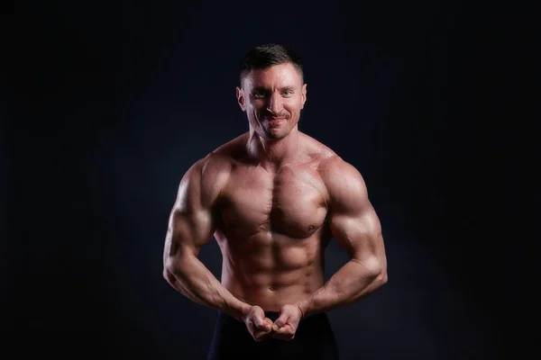 Bodybuilder Professionnel Posant Sur Fond Noir Isolé Prise Vue Studio — Photo