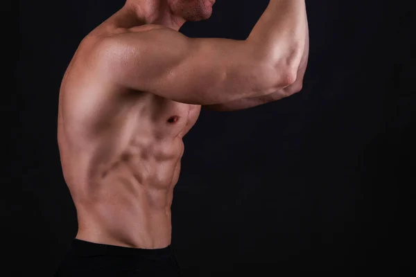 Professionele Bodybuilder Poseren Geïsoleerde Zwarte Achtergrond Voorste Dubbele Biceps Pose — Stockfoto