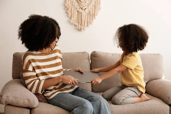 Farklı yaşlarda iki siyah kız dizüstü bilgisayar için kavga ediyor. Küçük ve büyük kız kardeşler bilgisayarda oyun oynamak konusunda tartışıyorlar. Teknoloji bağımlılığı genç yaşta başladı. Arkaplan, kopyala boşluk, kapat