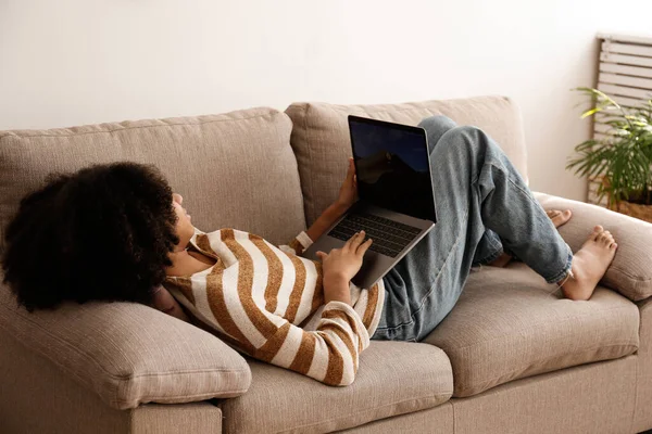 Svart Tonåring Flicka Med Afro Frisyr Ligger Soffan Bläddrar Internet — Stockfoto