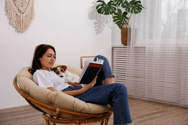 Retrato Una Joven Hermosa Mujer Acostada Una Silla Papasán Con — Foto de Stock