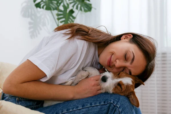 개월된 여자가 귀엽게 테리어 강아지와 코팅이 거칠고 스러운 재밌게 — 스톡 사진