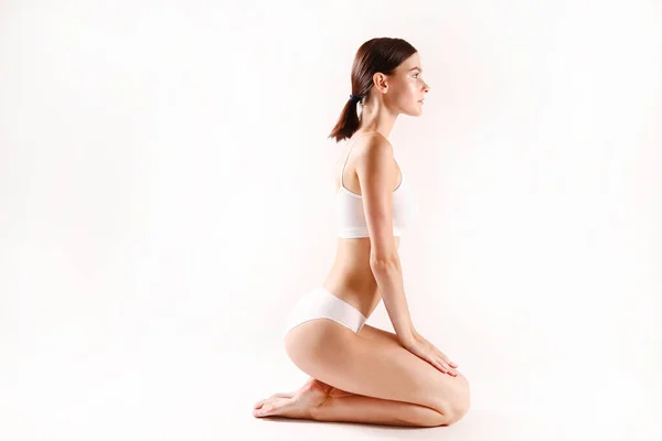 Estudio Mujer Forma Con Ropa Interior Sin Costuras Sentado Suelo —  Fotos de Stock