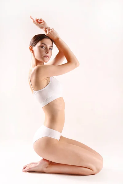 Estudio Mujer Forma Con Ropa Interior Sin Costuras Sentado Suelo — Foto de Stock