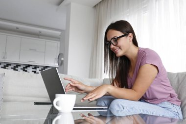 Çevrimiçi eğitim kavramı. Gözlüklü güzel esmer kadın bir grup video görüşmesine katılıyor. Evde okuyan bayan üniversite öğrencisinin portresi. Kapat, kopyala boşluk, arkaplan.