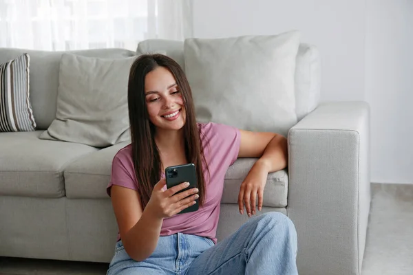 Retrato Jovem Morena Vestindo Jeans Mãe Sentada Chão Apoiada Sofá — Fotografia de Stock