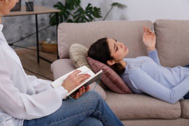 Psikolojik terapi seansında acı çeken genç bir kadın. Ofisteki psikologla müvekkili arasında geçen bir konuşma. Boşluğu kopyala, arkaplan.