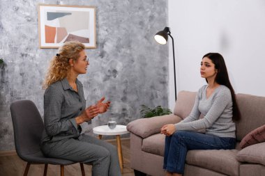 Psikolojik terapi seansında acı çeken genç bir kadın. Ofisteki psikologla müvekkili arasında geçen bir konuşma. Boşluğu kopyala, arkaplan.