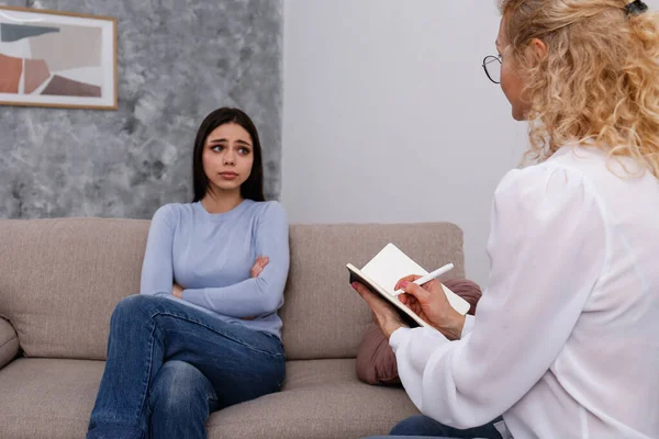 Young Woman Distress Psychological Therapy Session Conversation Psychologist Her Client — Stock Photo, Image