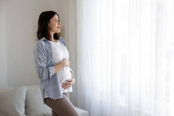 Hamileliğin Ikinci Ayında Genç Güzel Bir Kadın Karnında Kolları Olan — Stok fotoğraf