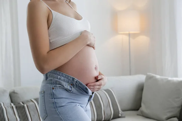 Hamileliğin Ikinci Ayında Genç Güzel Bir Kadın Hamile Kadın Destekleyici — Stok fotoğraf