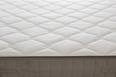 Beyaz ortopedik şiltenin yakın çekim görüntüsü üst yüzey deseni ve metin için bir sürü kopya alanı. Spinal hizalama ve basınç noktası rahatlaması için hipoalerjenik köpük matress. Arkaplan.