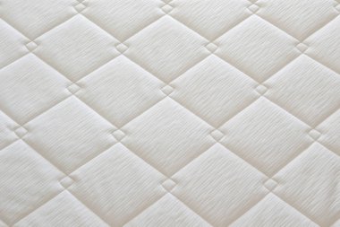 Beyaz ortopedik şiltenin yakın çekim görüntüsü üst yüzey deseni ve metin için bir sürü kopya alanı. Spinal hizalama ve basınç noktası rahatlaması için hipoalerjenik köpük matress. Arkaplan.