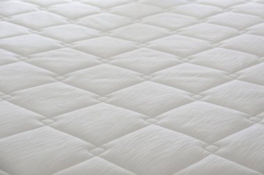Beyaz ortopedik şiltenin yakın çekim görüntüsü üst yüzey deseni ve metin için bir sürü kopya alanı. Spinal hizalama ve basınç noktası rahatlaması için hipoalerjenik köpük matress. Arkaplan.