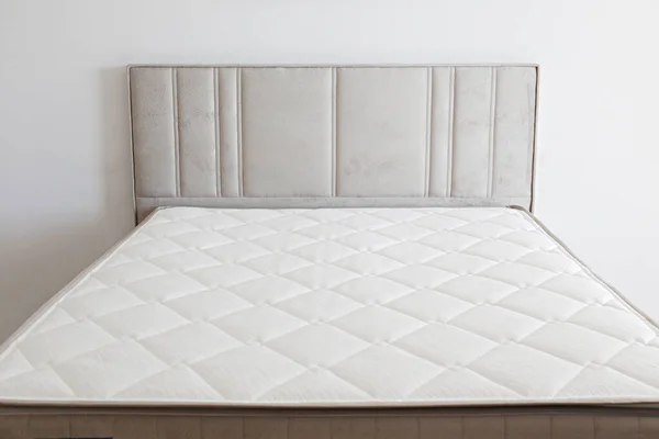 Λευκό Ορθοπεδικό Στρώμα Πάνω Πλευρά Επιφανειακή Μοτίβο Ανεπεξέργαστο Κρεβάτι Στο — Φωτογραφία Αρχείου