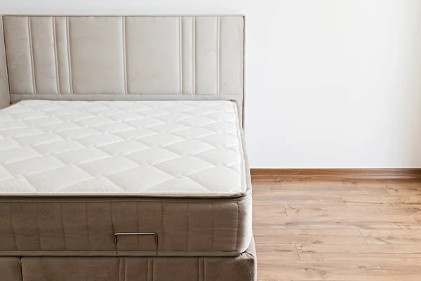 Weiße Orthopädische Matratze Oberseite Oberflächenmuster Auf Rohem Bett Schlafzimmer Hypoallergene — Stockfoto