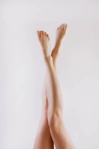 Обрезанный Выстрел Женских Ног После Процедуры Удаления Волос Теле Неузнаваемая — стоковое фото