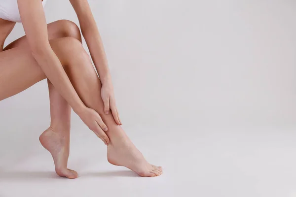 Cropped Shot Woman Legs Body Hair Removal Procedures Unrecognizable Woman — стоковое фото