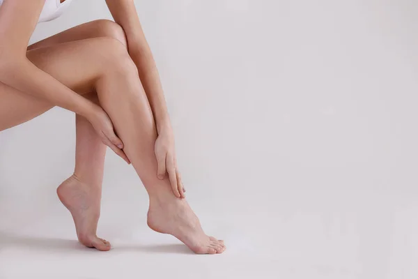 Τραβηγμένο Πλάνο Των Ποδιών Της Γυναίκας Μετά Τις Διαδικασίες Αφαίρεσης — Φωτογραφία Αρχείου