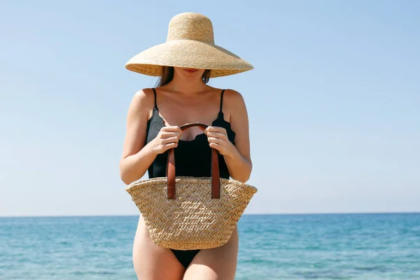아름다운 수영복 하나를입고 가방을 모자를 있습니다 아름다운 모래가 해변의 모델입니다 — 스톡 사진