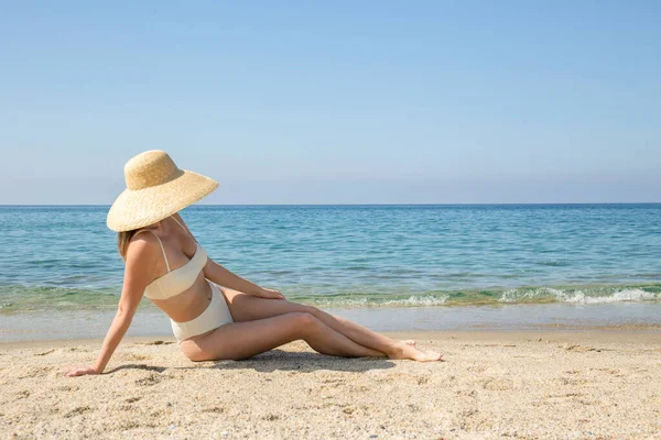 Vit Kvinna Med Vältränad Kropp Bikini Baddräkt Med Hög Midja — Stockfoto