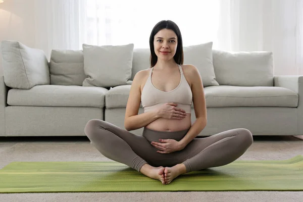 Young Beautiful Woman Second Trimester Pregnancy Doing Yoga Close Pregnant — Foto Stock