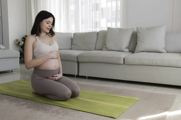 Young Beautiful Woman Second Trimester Pregnancy Doing Yoga Close Pregnant — Foto Stock