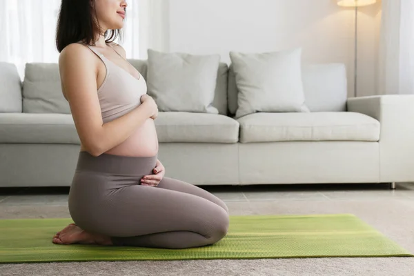 Jonge Mooie Vrouw Het Tweede Trimester Van Zwangerschap Doen Yoga — Stockfoto
