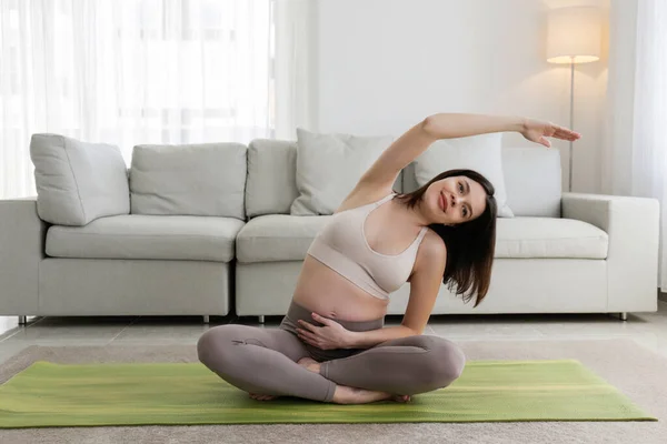 Jonge Mooie Vrouw Het Tweede Trimester Van Zwangerschap Doen Yoga — Stockfoto