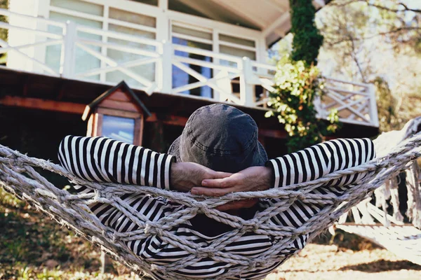 Joven Relajado Con Atuendo Hipster Sombrero Disfrutando Del Tiempo Solas —  Fotos de Stock