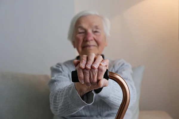 Mulher Sênior Sentada Apoiada Uma Bengala Macro Tiro Mãos Mulher — Fotografia de Stock