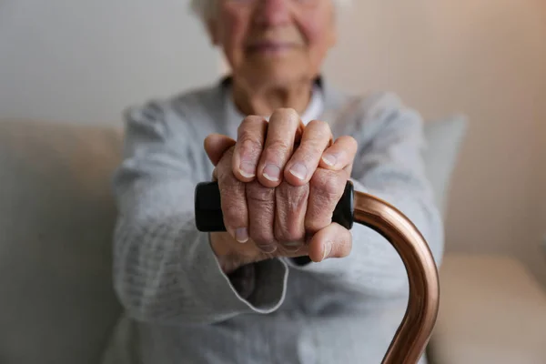 Oudere Vrouw Leunend Een Stok Macro Schoot Handen Van Een — Stockfoto