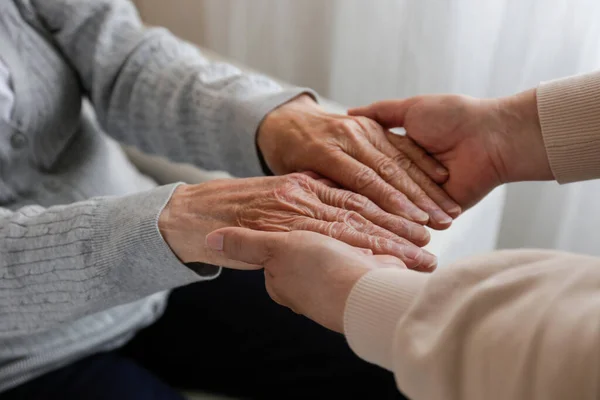 Volwassen Vrouw Bejaarde Zorginstelling Krijgt Hulp Van Ziekenhuispersoneel Verpleegkundige Gehakt — Stockfoto