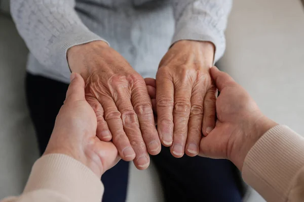 Volwassen Vrouw Bejaarde Zorginstelling Krijgt Hulp Van Ziekenhuispersoneel Verpleegkundige Gehakt — Stockfoto