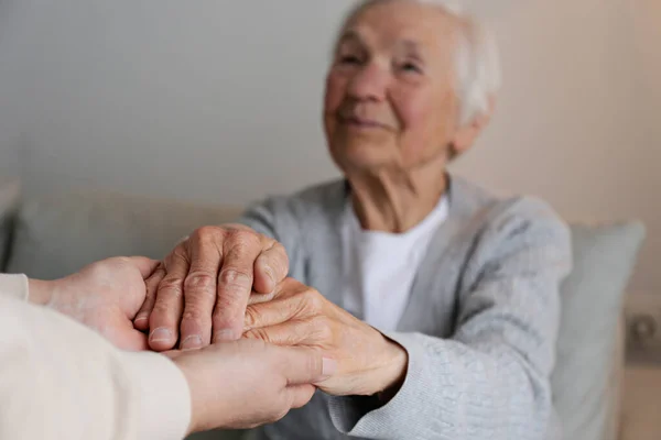 Portrait Mature Female Elderly Care Facility Getting Help Hospital Personnel — Fotografia de Stock