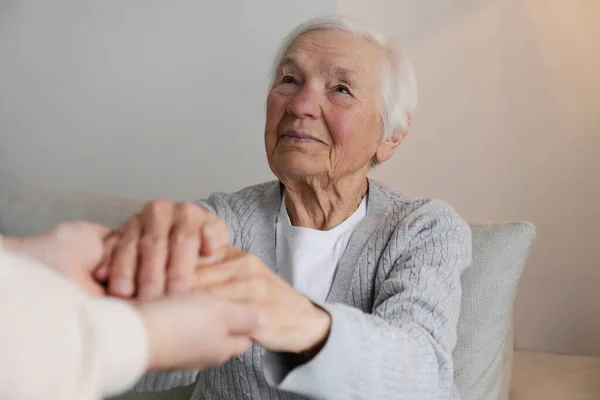 Portrait Mature Female Elderly Care Facility Getting Help Hospital Personnel — Stockfoto