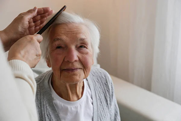 Unrecognizable Female Expressing Care Elderly Lady Brushing Her Hair Comb — Stockfoto