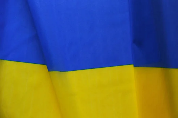Close Tiro Babados Bandeira Amarela Azul Ucraniana Com Monte Espaço — Fotografia de Stock