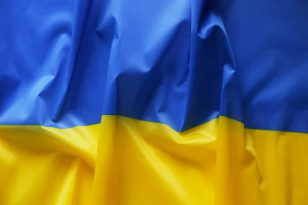 Close Tiro Babados Bandeira Amarela Azul Ucraniana Com Monte Espaço — Fotografia de Stock