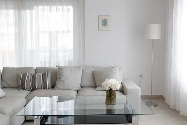 Tomma Lägenhet Med Minimal Loft Stil Interiör Glasvas Med Bukett — Stockfoto