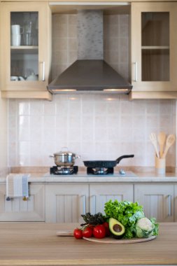 Bir sürü çiğ organik meyve, sebze ve sebzeler doğrama tahtasının üzerinde duruyor. Mutfak masasında sebzeler. Kapat, metin için boşluk kopyala, iç arkaplan.