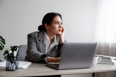 Aşırı iş stresinden kaynaklanan duygusal, fiziksel ve zihinsel yorgunluk durumundaki genç bir iş kadınının portresi. Profesyonel tükenme konsepti. Kapat, kopyala boşluk, arkaplan.