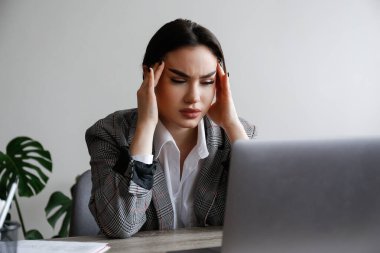 Aşırı iş stresinden kaynaklanan duygusal, fiziksel ve zihinsel yorgunluk durumundaki genç bir iş kadınının portresi. Profesyonel tükenme konsepti. Kapat, kopyala boşluk, arkaplan.