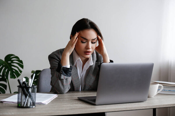 Портрет молодой предпринимательницы в состоянии эмоционального, физического и психического истощения, вызванного чрезмерным стрессом на работе. Концепция профессионального выгорания. Закрыть, скопировать пространство, фон.