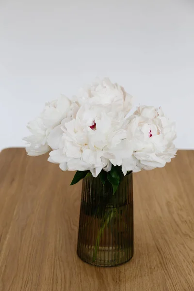 Bellissimo Bouquet Peonie Vaso Vetro Sul Tavolo Struttura Visibile Dei — Foto Stock