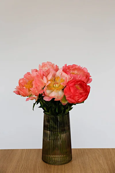 Gyönyörű Csokor Bazsarózsa Egy Üvegvázában Asztalon Látható Szirom Szerkezet Virágbimbók — Stock Fotó