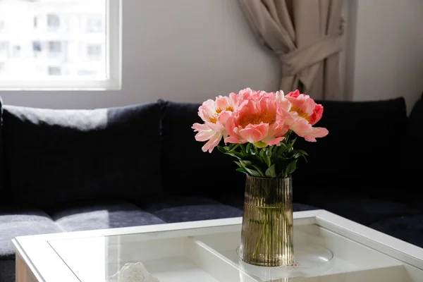 Крупный План Стеклянного Кофейного Столика Букетом Красивых Розовых Пионских Цветов — стоковое фото