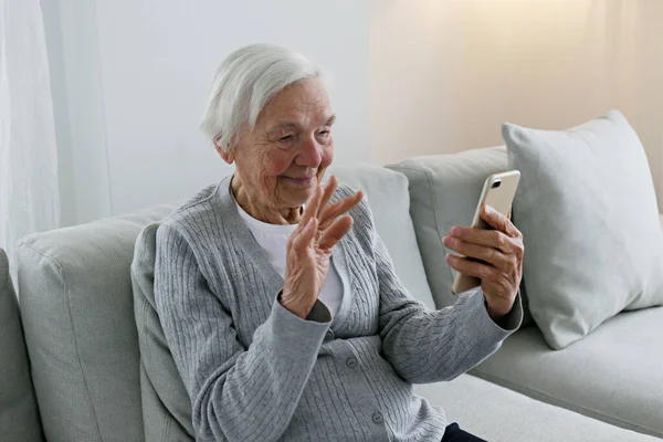 Ontroerend Beeld Van Een Gelukkige Oudere Vrouw Die Een Leuk — Stockfoto