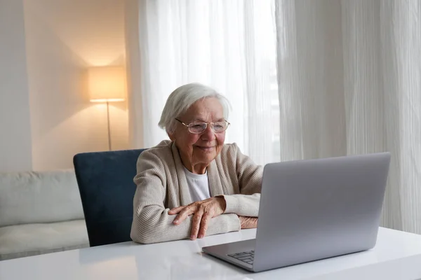 Portret Van Een Oudere Vrouw Een Bril Met Een Videogesprek — Stockfoto